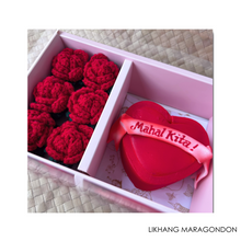 Load image into Gallery viewer, Crochet Roses with Cake